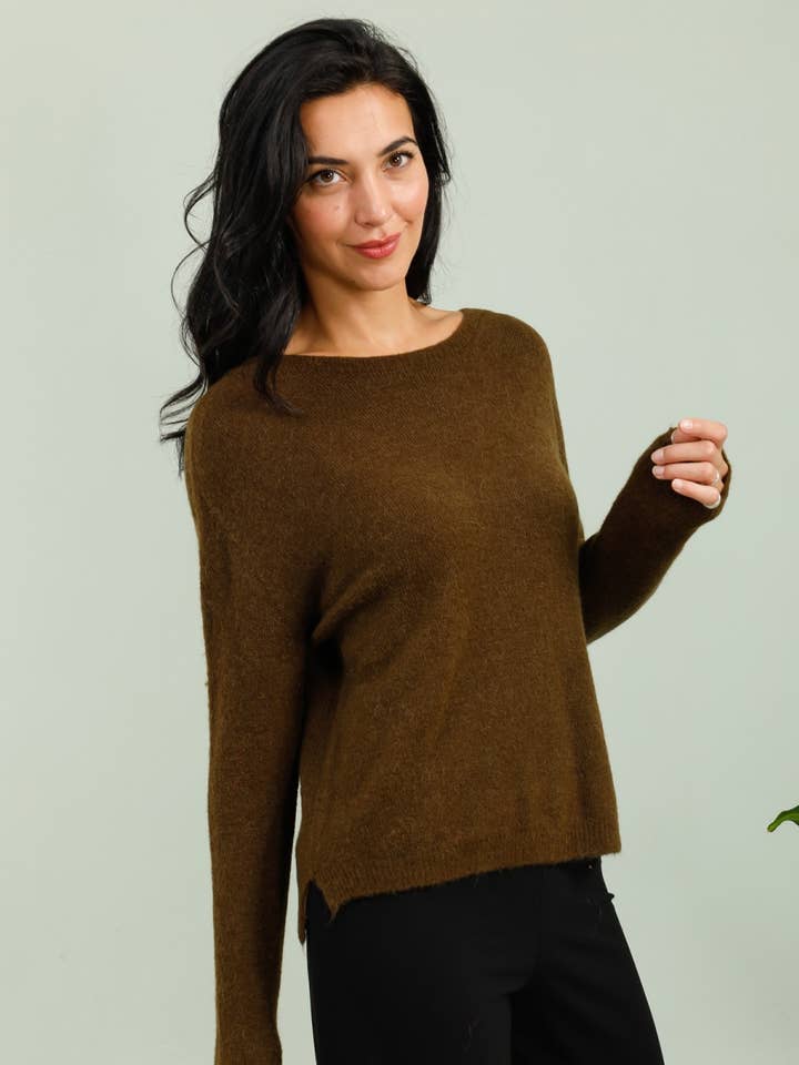 Round neck long sleeve sweater in alpaca and wool for wholesale by NAÏS PARIS