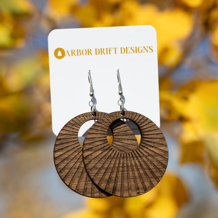 Cirkulära träörhängen med radiellt mönster för wholesale av Arbor Drift Designs