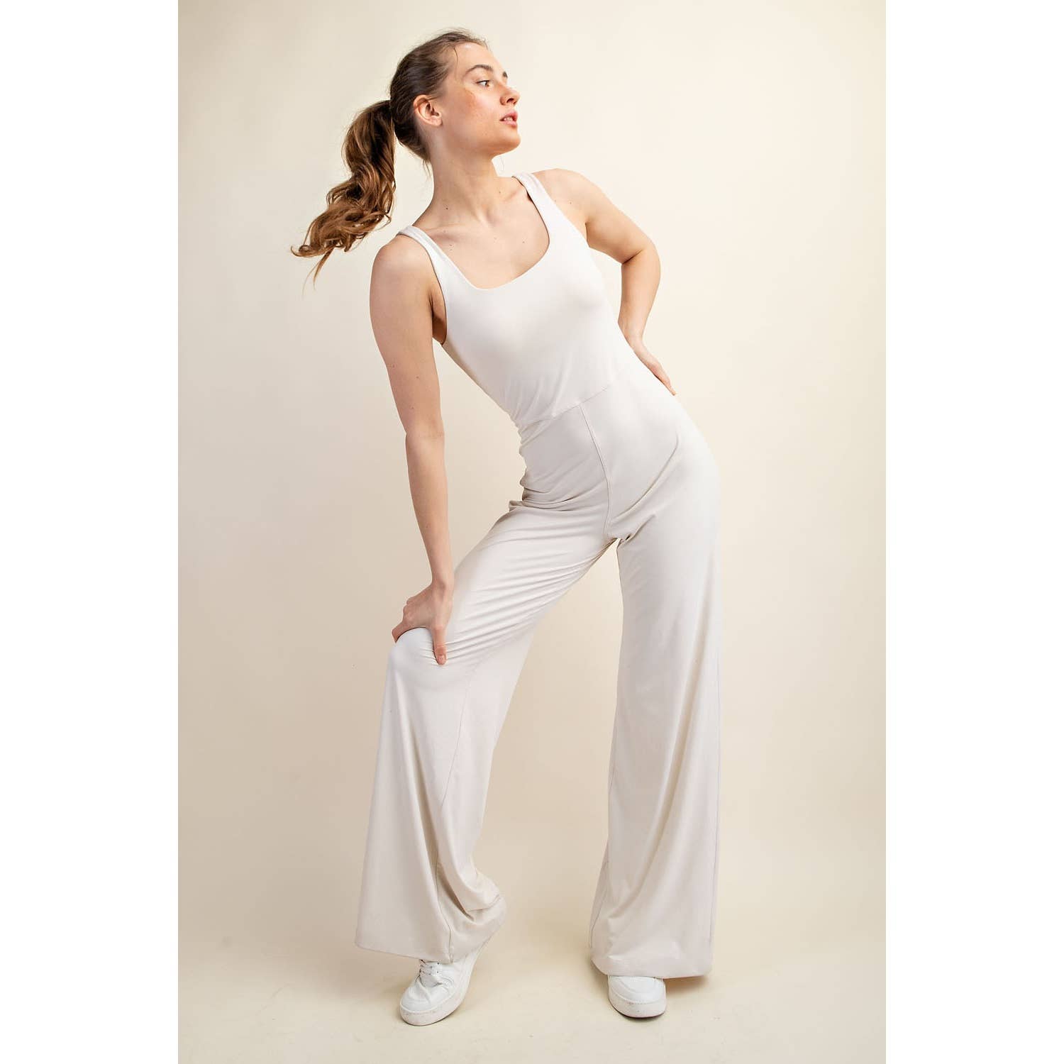 Rae Mode - Wholesale Jumpsuit - Dames - JUMPSUIT MET WIJDE PIJPEN VAN GERECYCLEDE BOTER23