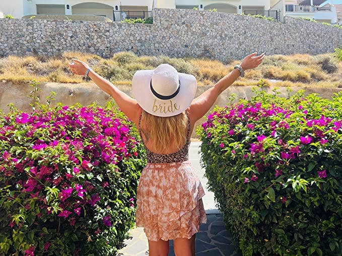 Funky Junque – Großhandel Strohhut – Damen – Bestickter Sonnenhut für Braut (weiß/goldener Schriftzug)2