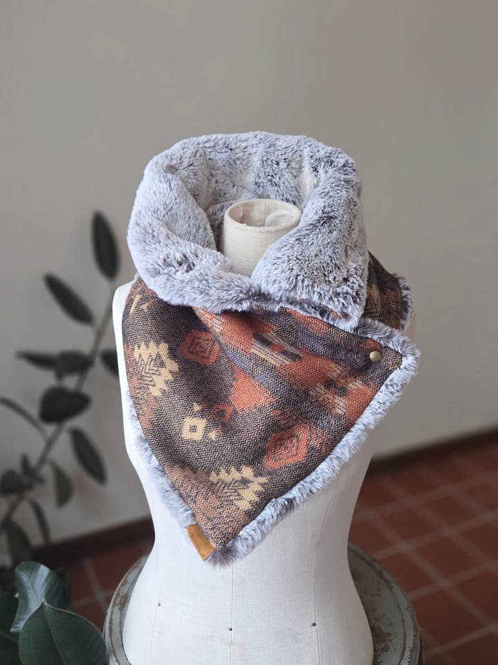 Col en fausse fourrure à pression - Marrons occidentaux pour la vente par Grandma Skills