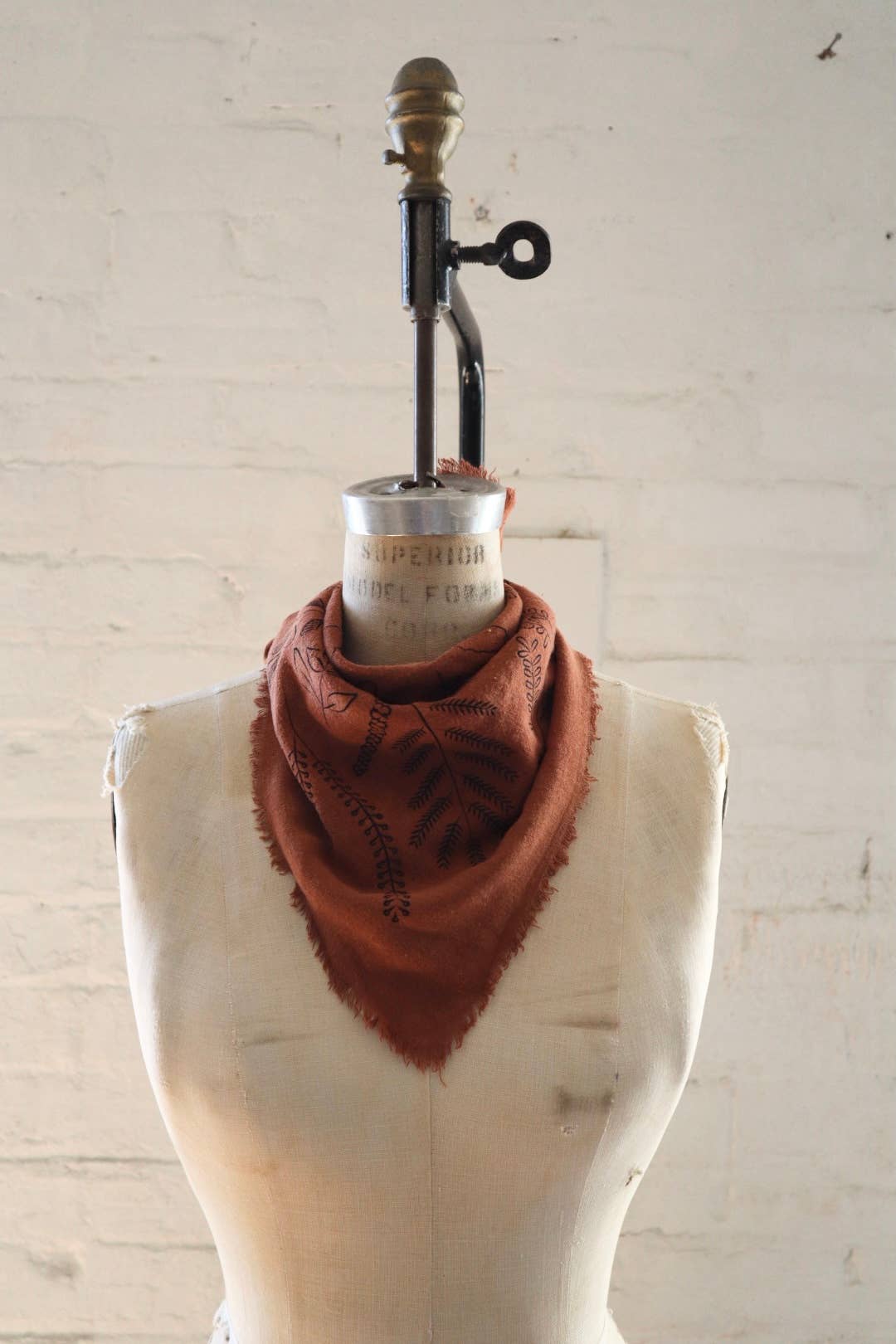 Eco Raw Studio - Vente Bandana – femme - Bandana imprimé botanique en terre cuite teint naturellement (noir)9