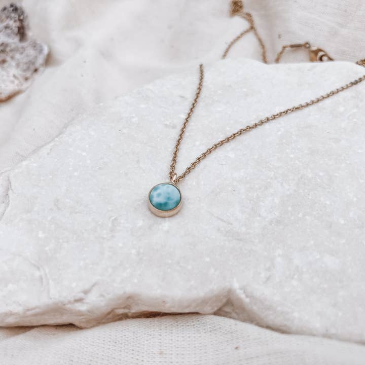 Bonisita delikat larimar vedhæng i messing – matchende ring fås for engroshandel hos Bonisita