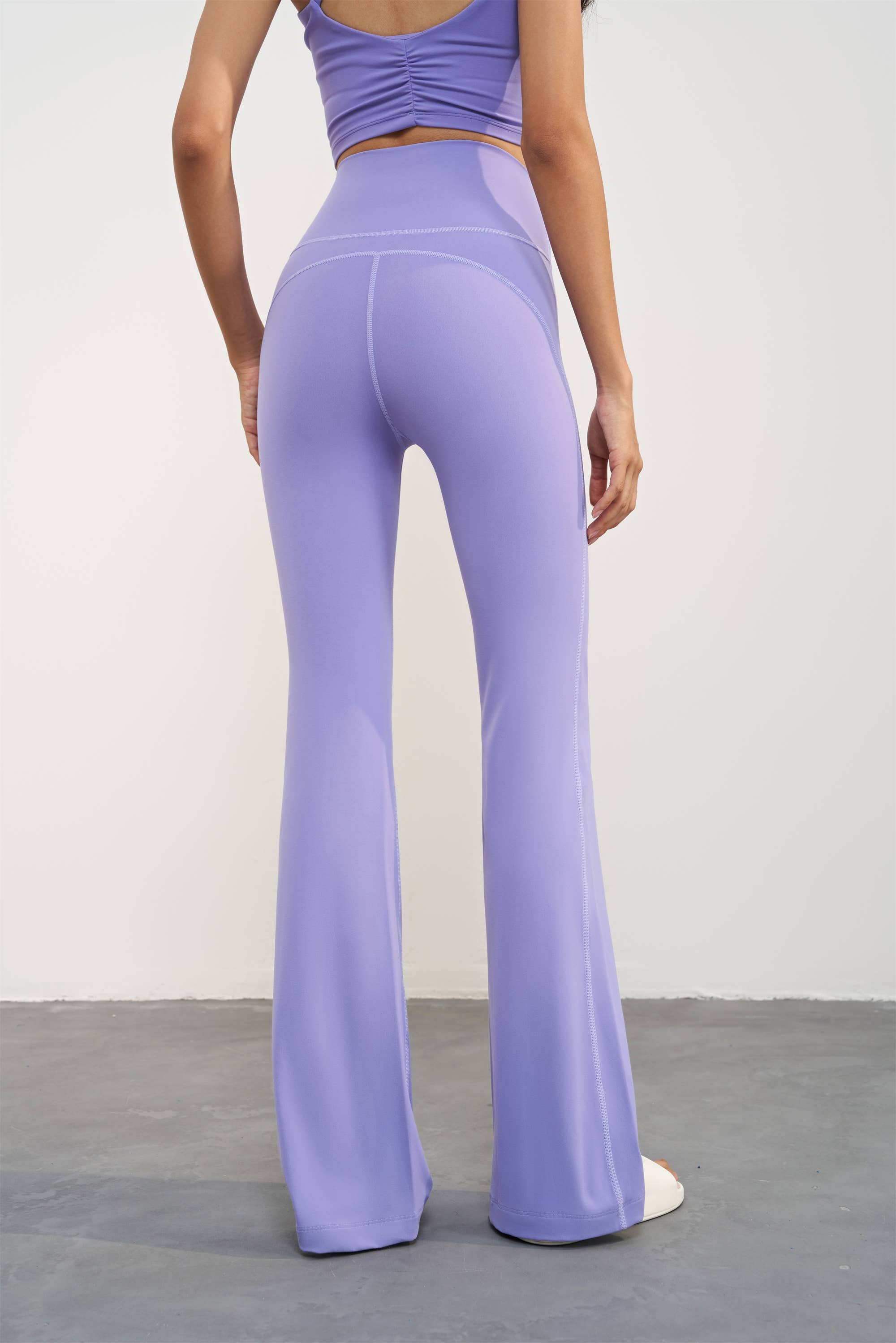 91thelabel - Vente Pantalon de sport – femme - Legging de yoga évasé taille haute sans coutures AeroFlow8