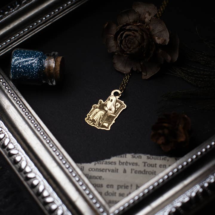 Le Lecteur d’Ombre - collier pendentif en laiton fantôme pour la vente par noemie zomby