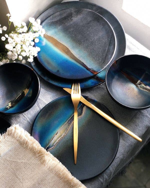 Los Artisans - Vendita all'ingrosso Piatto - Piatto da cena nero con sfumature blu e striscia dorata metallica5