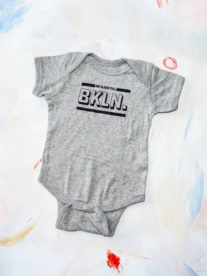 Ingen sömn förrän Brooklyn Baby Onesie för wholesale av Megan Phillips Collection