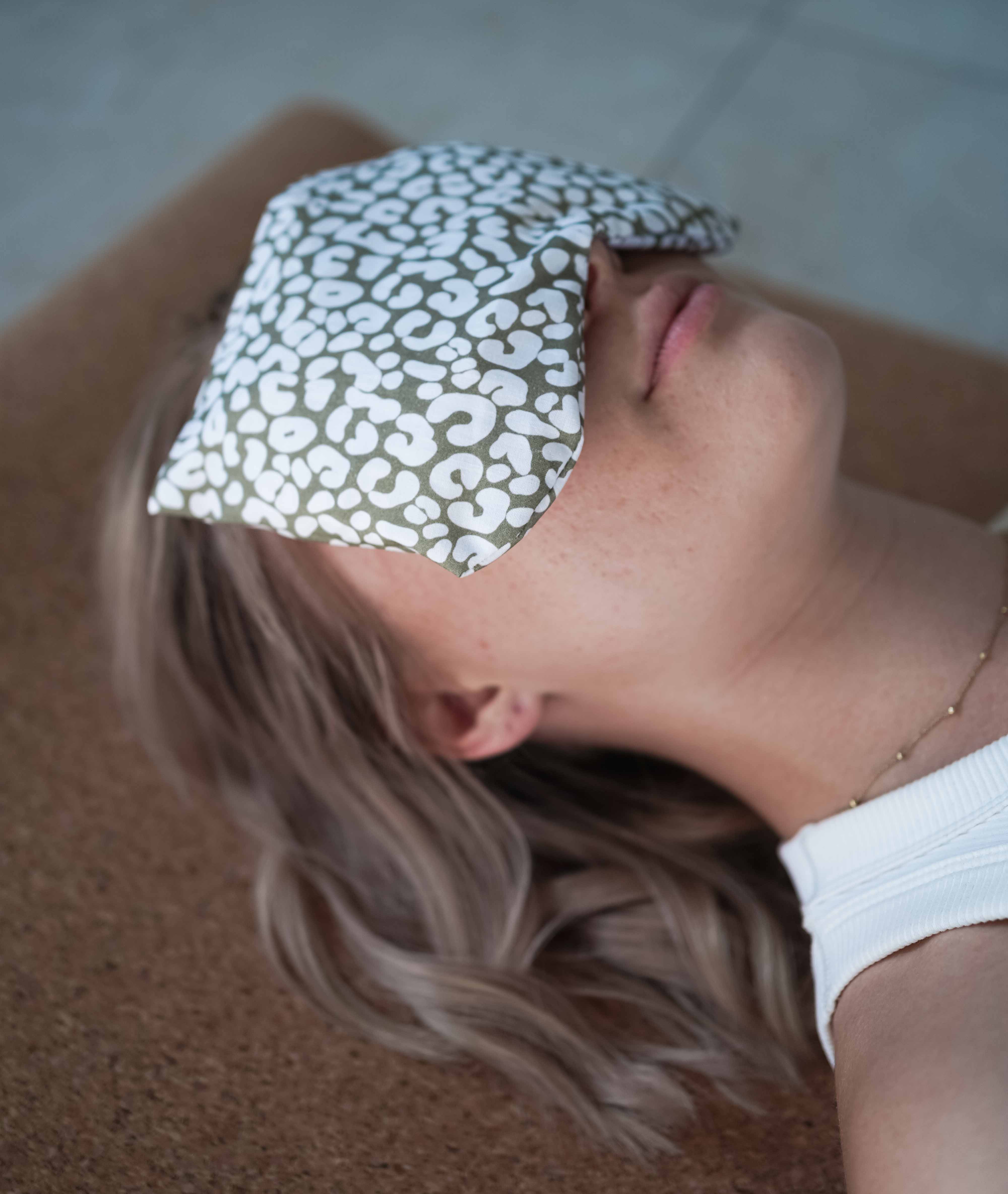 Tochter von Walter – Engroshandel Søvn-/øjenmaske – Øjenpude med leo-mønster i salviegrøn1