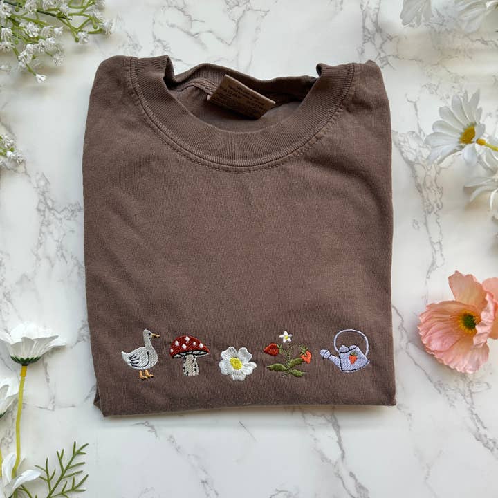 Plantiful Design Co – Engroshandel T-shirt – til kvinder – Broderet Cottagecore Forårsand Svampehave T-shirt1