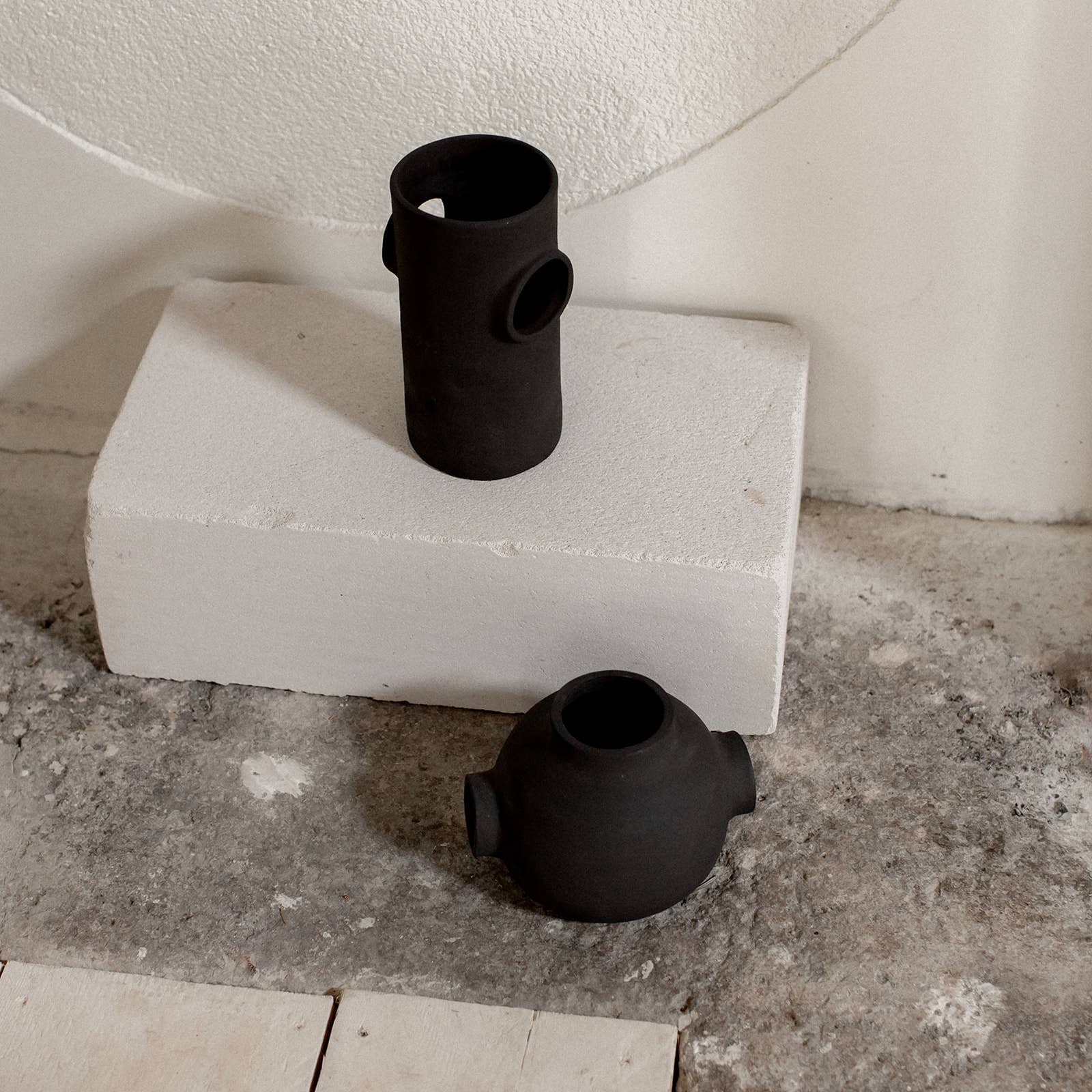 Claycraft – wholesale Vas – Rund keramisk bollvas öppen design rå handgjord25