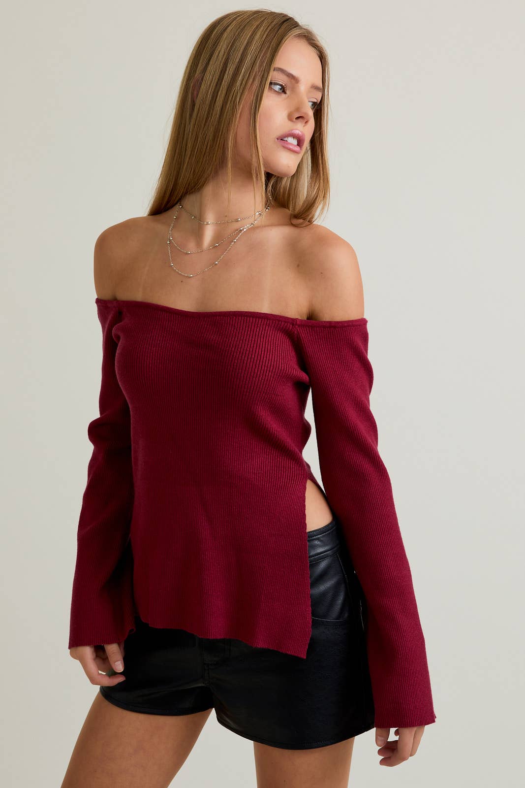 LE LIS - Vente Haut en maille – femme - Haut de pull à fente latérale et épaule dénudée1