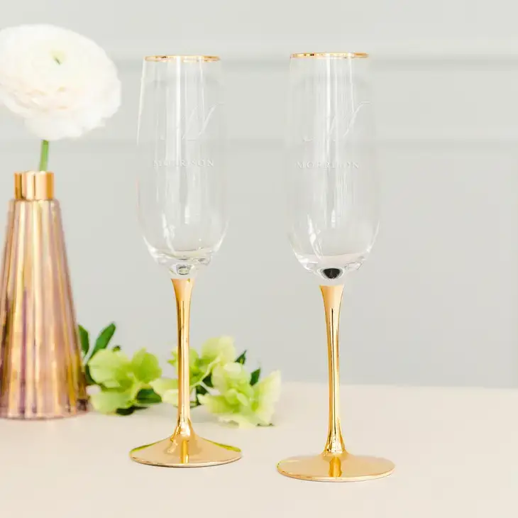 Weddingstar Inc. – Engroshandel Champagneglas – Guld Accenterede Champagne Fløjter - Elegant Script Monogram1