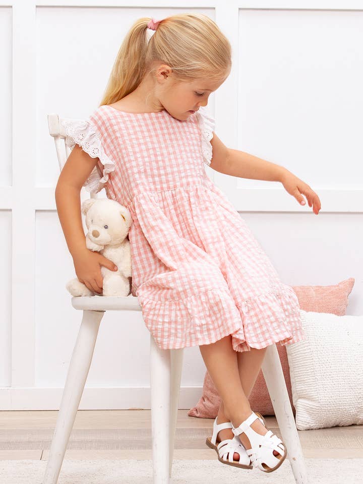 Vestido de algodón rosa con ojales y mangas con volantes de