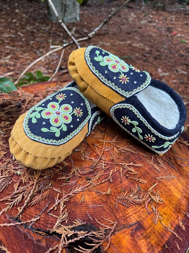 OnlyViking - Wholesale Slippers - Unisex - Womens Beaded Moccasins Handmade Authentic Leather Green Indoor Wear