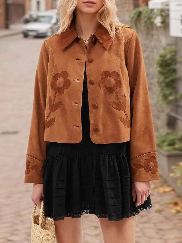 Veste en daim à boutons avec détails de broderie florale pour la vente par Anna Kaci Wholesale