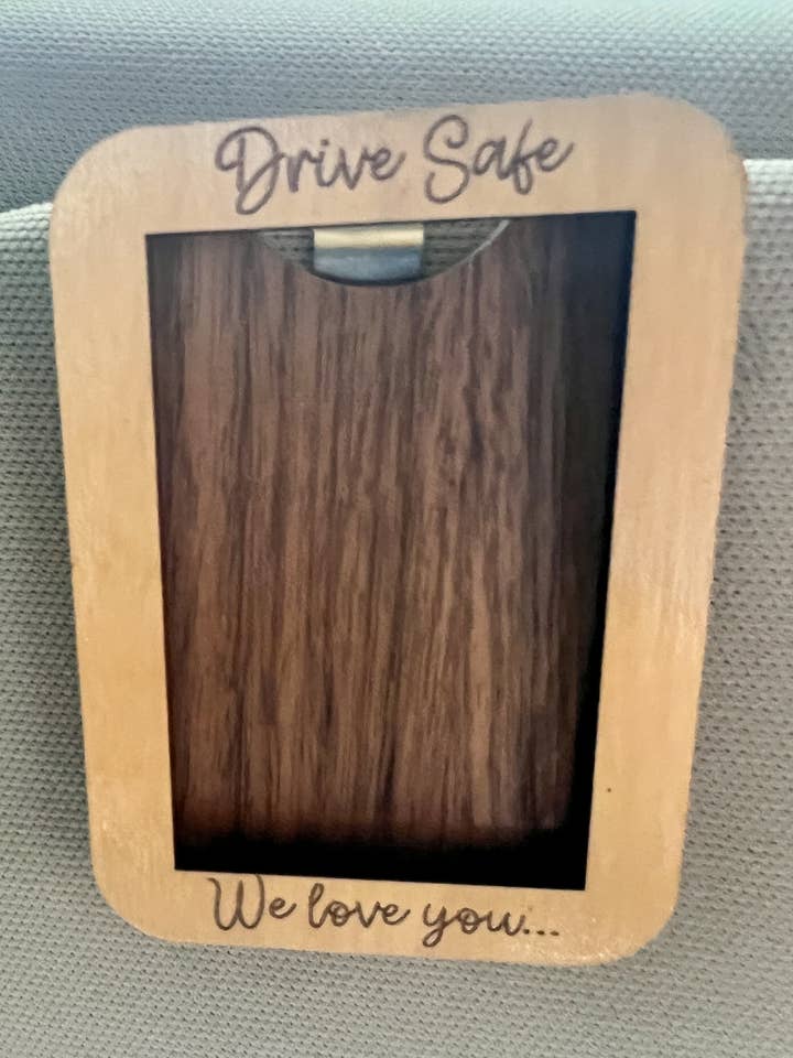 Porte-photo "Nous t'aimons" pour pare-soleil de voiture. pour la vente par Three Busy Bees Creations