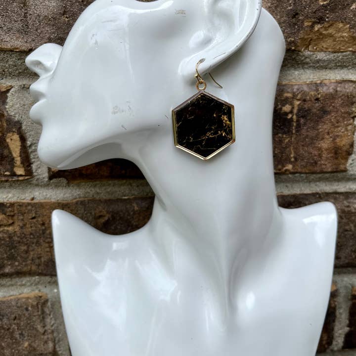 Clay + Clover Earring Co. - Vente Boucles d'oreilles pendantes - Boucles d'oreilles en pâte polymère marbrée noire et dorée avec accent doré1