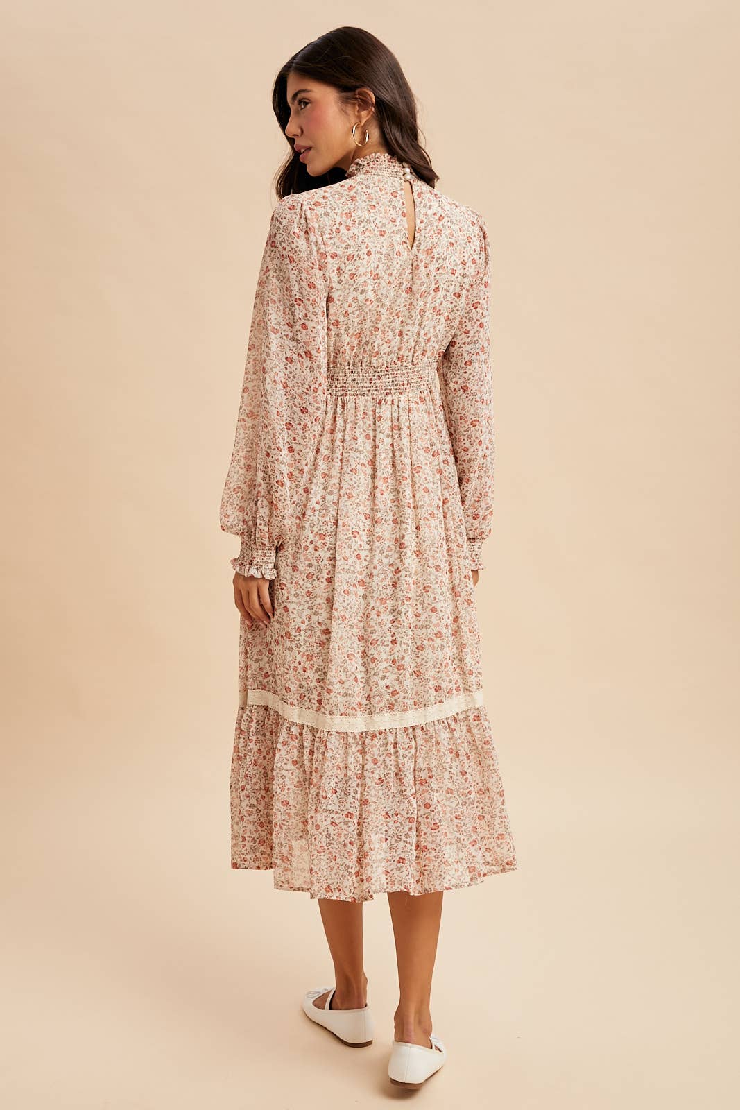 In Loom - Vente Robe – femme - ROBE MIDI À COL MONTANT SMOCKÉE AVEC FLEURS ET DENTELLE6