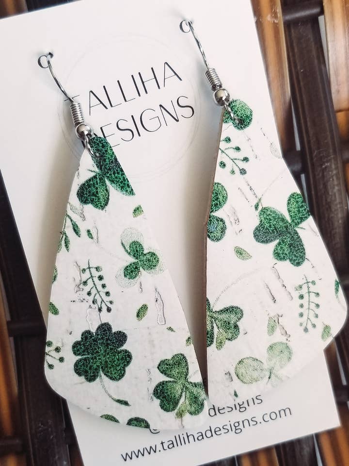 Luck of the Irish lederen lederen oorbellen met kurk voor wholesale door Talliha Designs