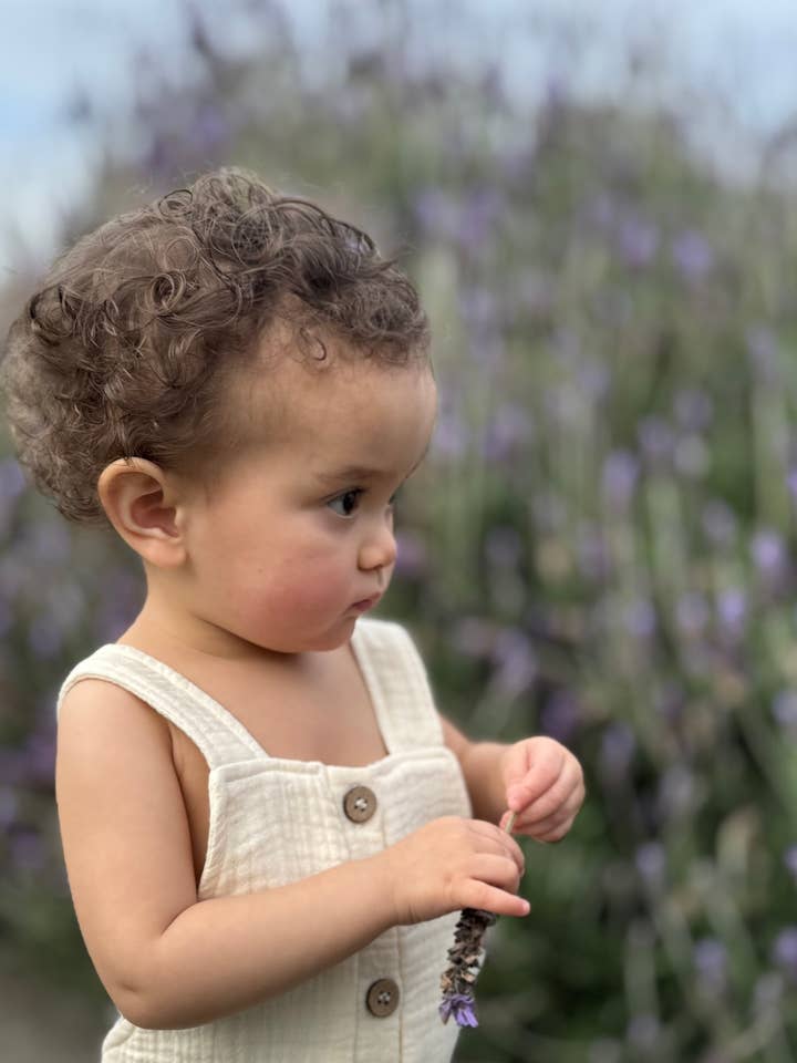 El peto cruzado ajustable de muselina orgánica Darcy-Cream para venta al por mayor de Mimi & Me