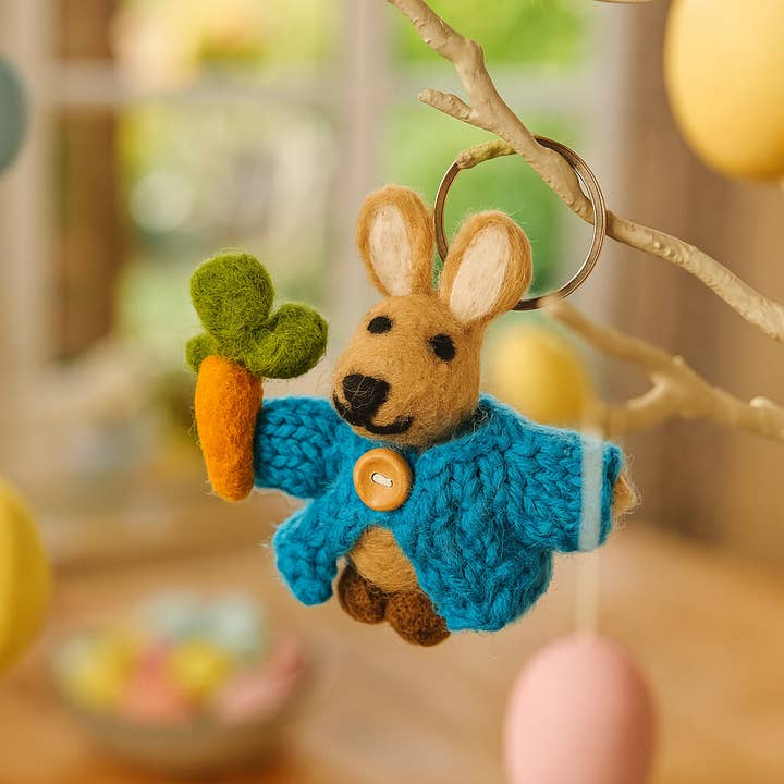 Llavero de conejo de fieltro hecho a mano de comercio justo en cárdigan para venta al por mayor de Felt So Good