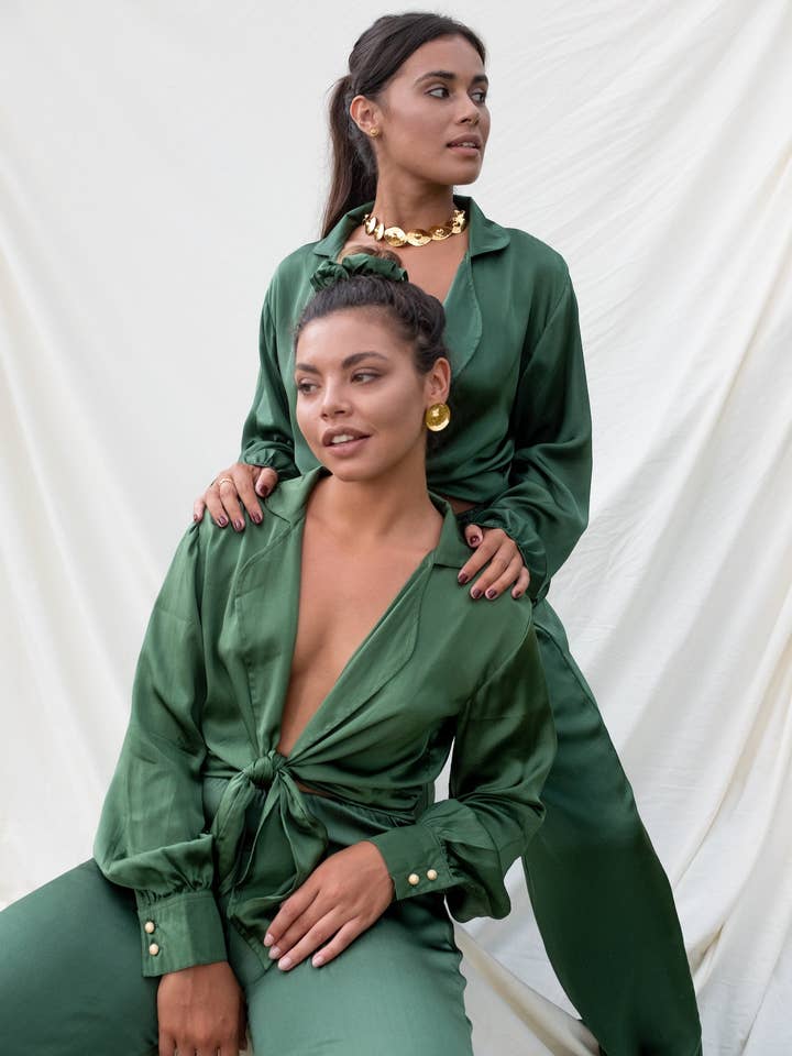 Dewi Silkebluse - Smaragdgrøn for engroshandel hos RIMMBA