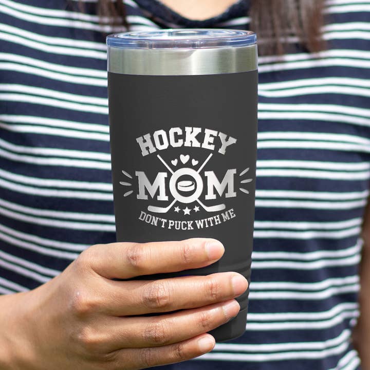 Hockey Mom - Hockey Tumbler - Funny Sports - Funny Hockey por atacado de Northern Country Girl Designs, LLC