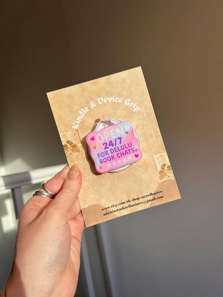 Åben 24/7 for delulu bogsnak, kindleholder, telefonholder, cowboyromance booktok gave, bogpige romance bog kindle tilbehør for engroshandel hos Sacred Hart Co