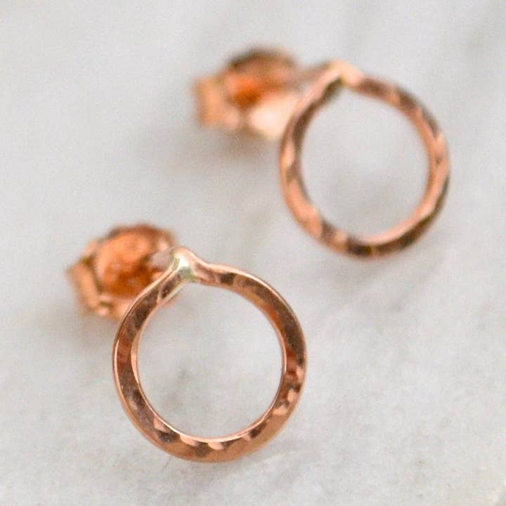 Shine Stud Øreringe - minimalistisk flimrende åben cirkel indlæg for engroshandel hos Foamy Wader