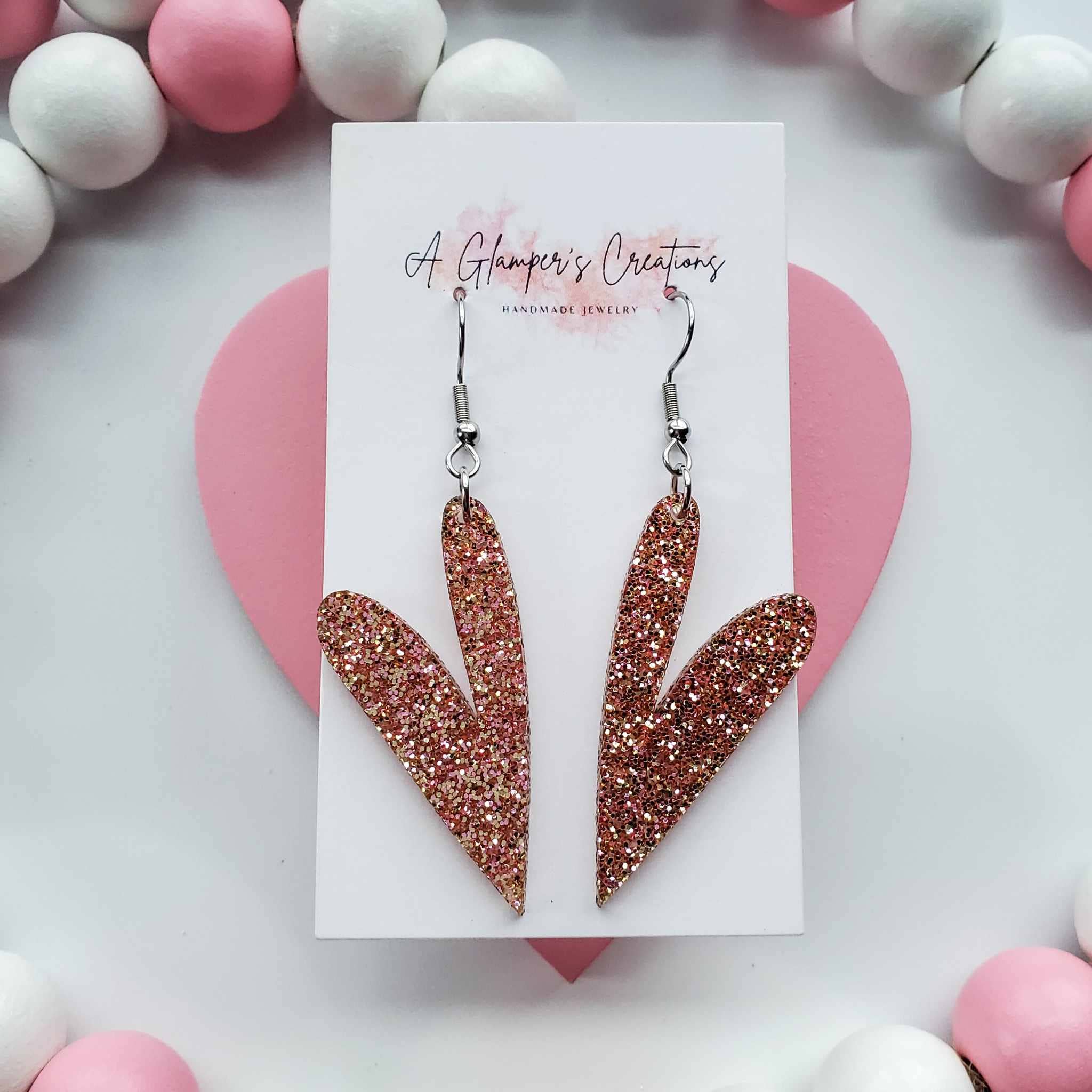 A Glamper's Creations LLC – wholesale Hängande örhängen – Rosa och guld glitter handritade hjärta akryl örhängen1
