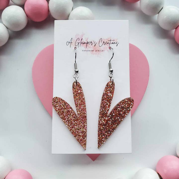 A Glamper's Creations LLC – wholesale Hängande örhängen – Rosa och guld glitter handritade hjärta akryl örhängen1