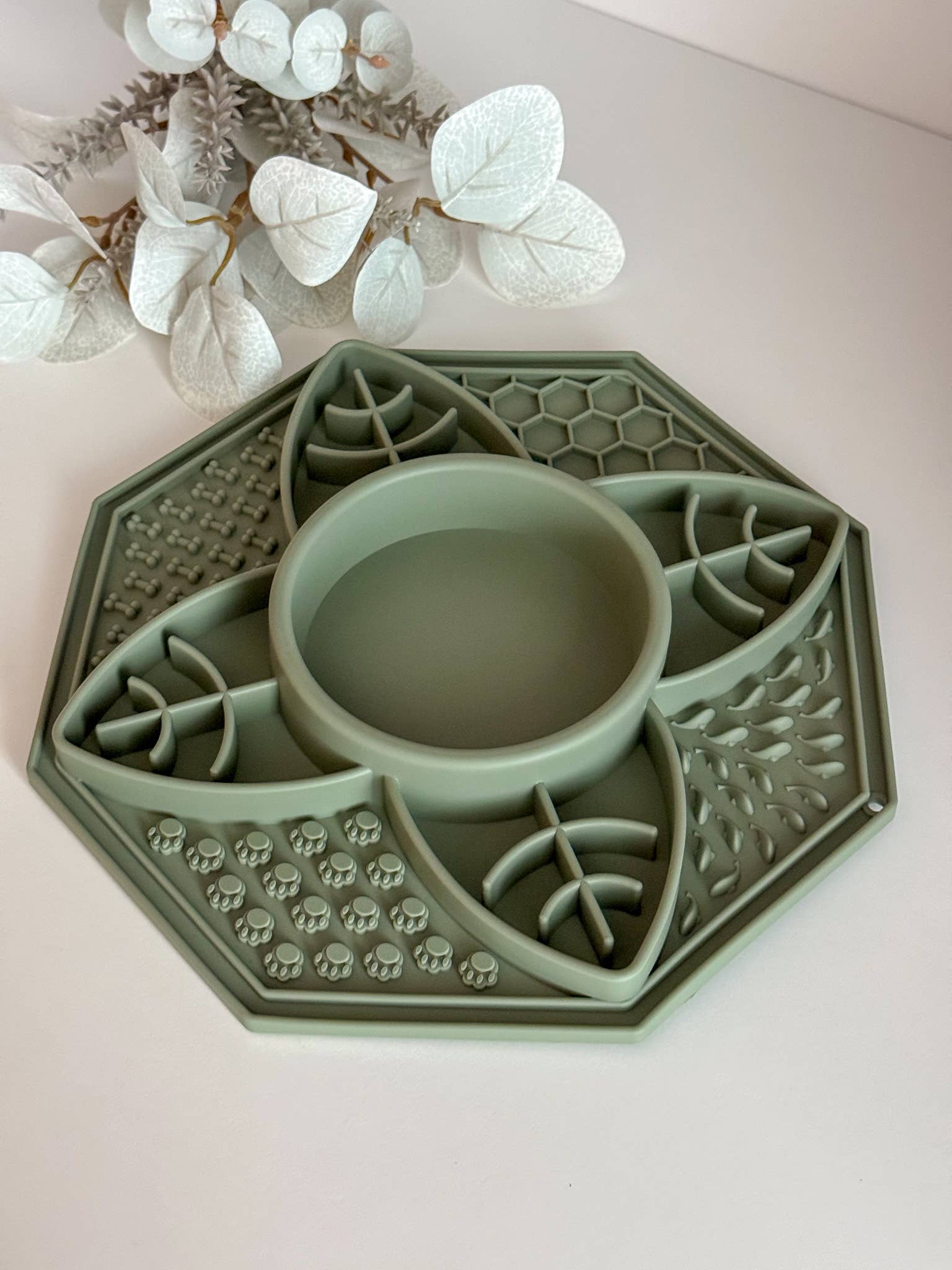 Doggotique – wholesale Pet bowl – Cat/dog – Lick mat Lotus, feeding station, lick mat, slow bowl7