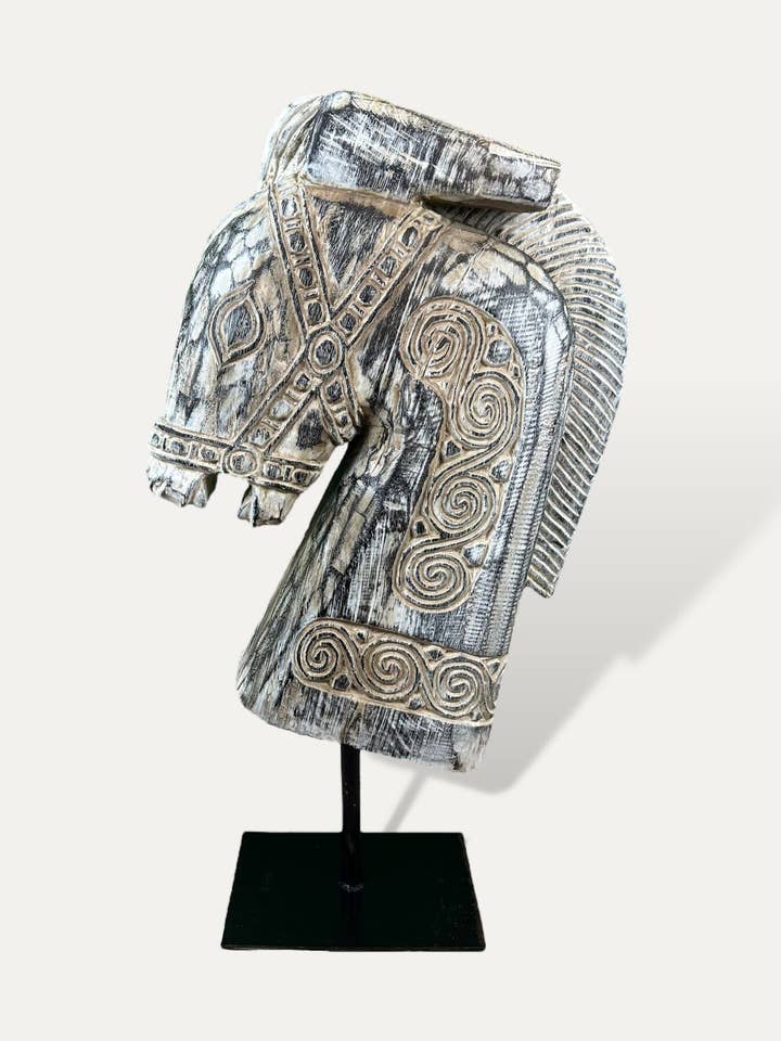 Sculpture d'un buste de cheval - Kuda blanc cassé pour la vente par Cokoha
