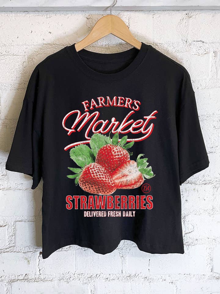 BONDEMARKNAD JORDGUBBSGRAFISK LÅNG CROP TOP för wholesale av Rustee Clothing