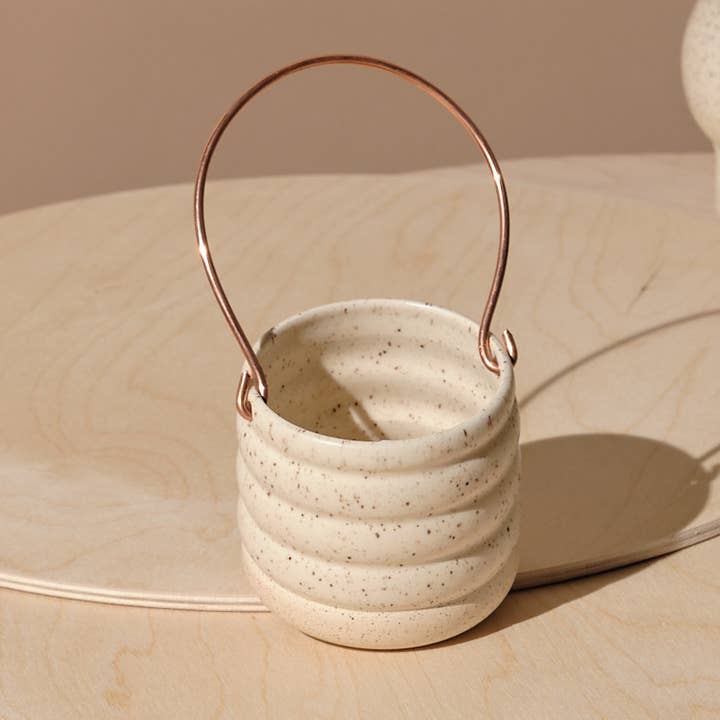 Jardinière suspendue Bumpy 3 po pour la vente par Klei Ceramics