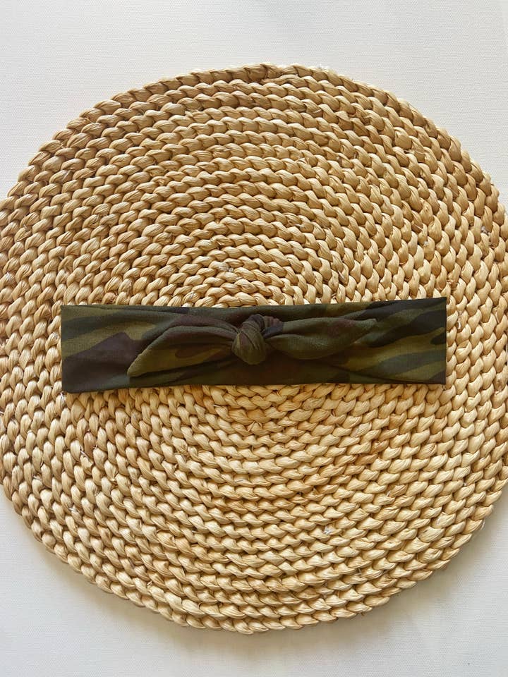 Bandeau à cravate camo pour la vente par Twig + Roe