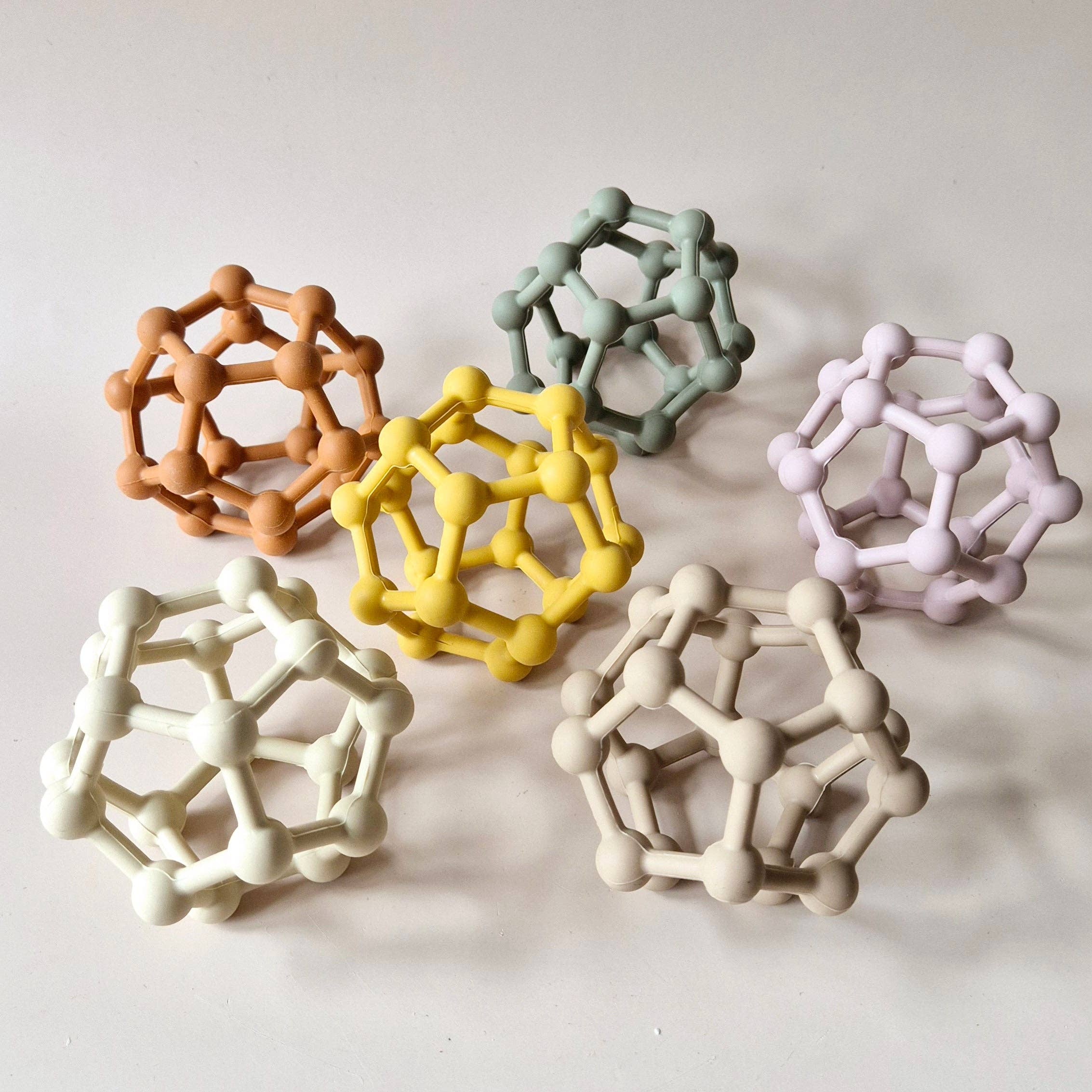 Rammelaartje – Großhandel Beißspielzeug (ohne Clip) – Baby – Flexibler Silikonball mit Noppen zur Förderung der Motorik – Salbeigrün1