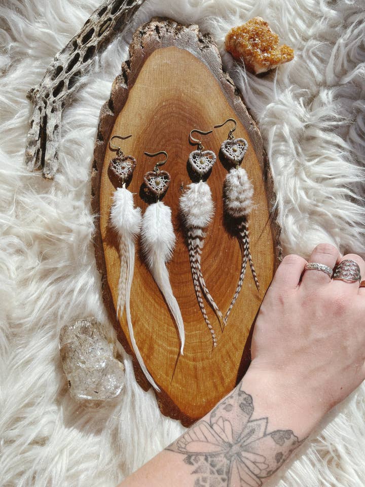 Boucles d'oreilles attrape-rêves en forme de cœur avec opale verte pour la vente par Lutis Flower Creations