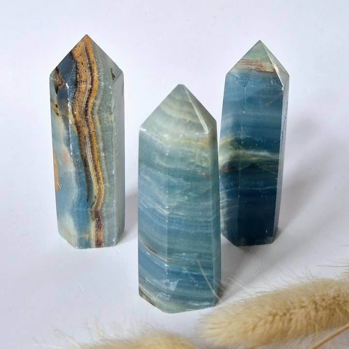 Ædelsten Blå Onyx Tårn (5–8 cm) – Indre styrke, ro & klarhed for engroshandel hos Moonlight Gemstones