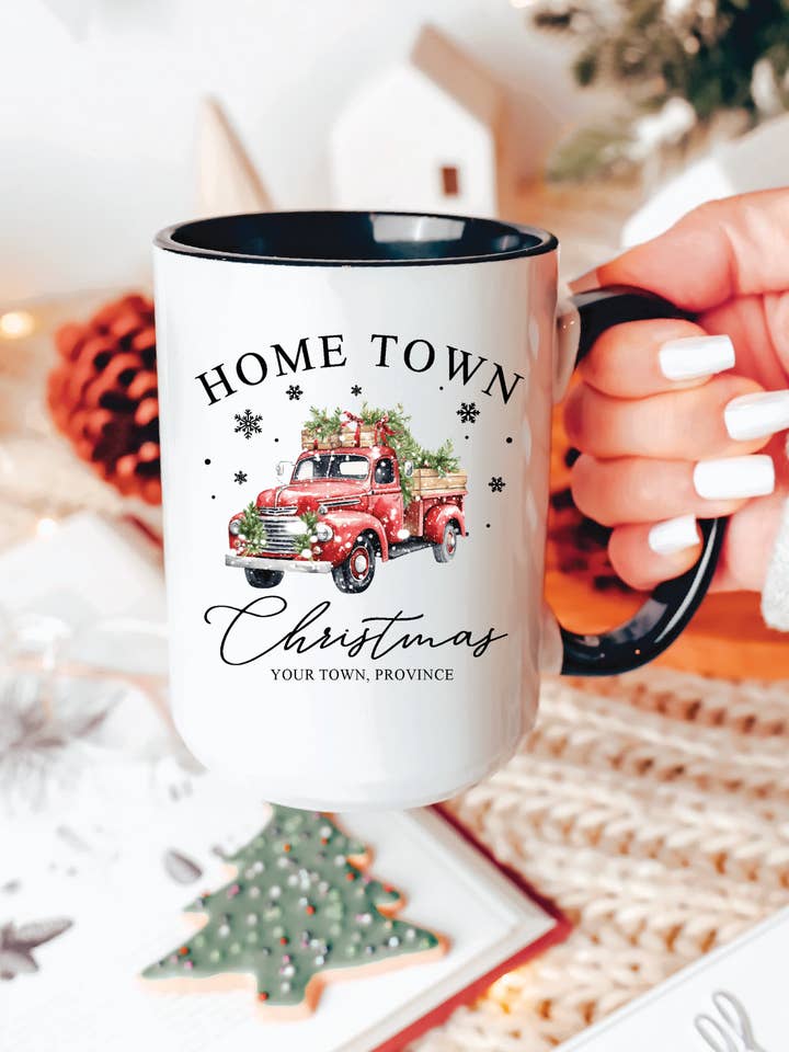 Tasse de Noël 15oz {Personnalisable} Ville Natale (Lot de 4) pour la vente par Blonde Ambition Apparel & Designs