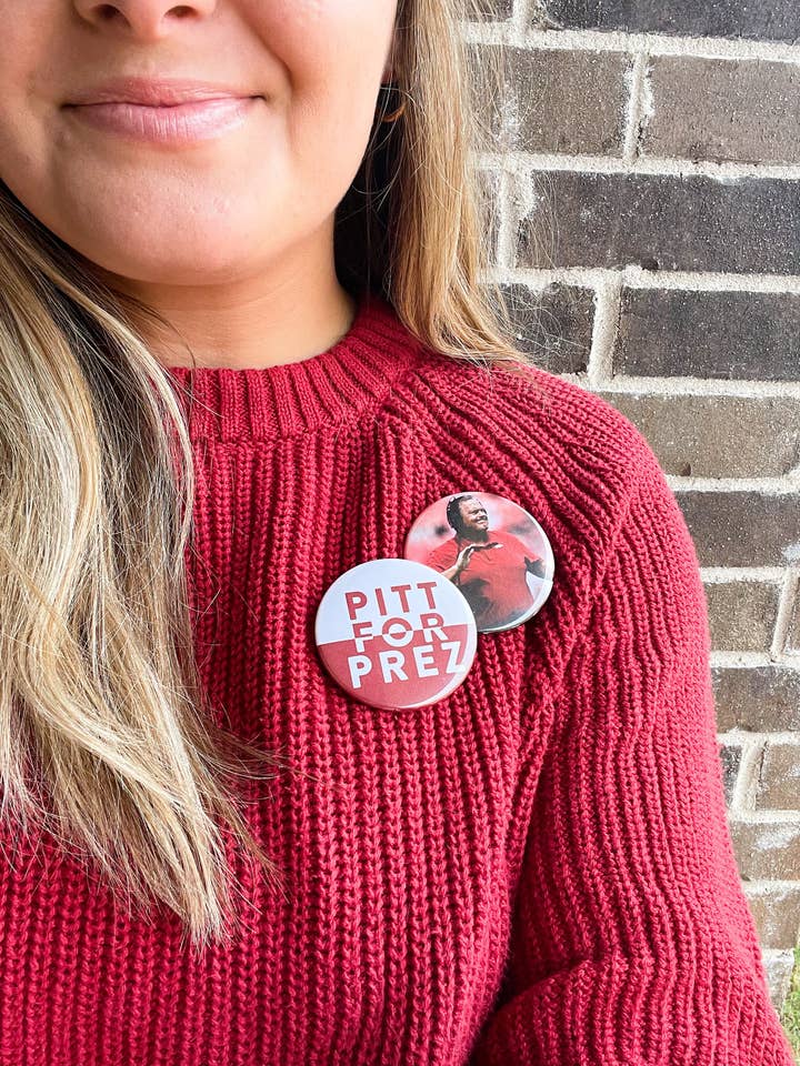 Pitt for Prez Game Day Button | Razorbacks Fußball-Pindel für den Großhandel von Shop Jordan Tailored