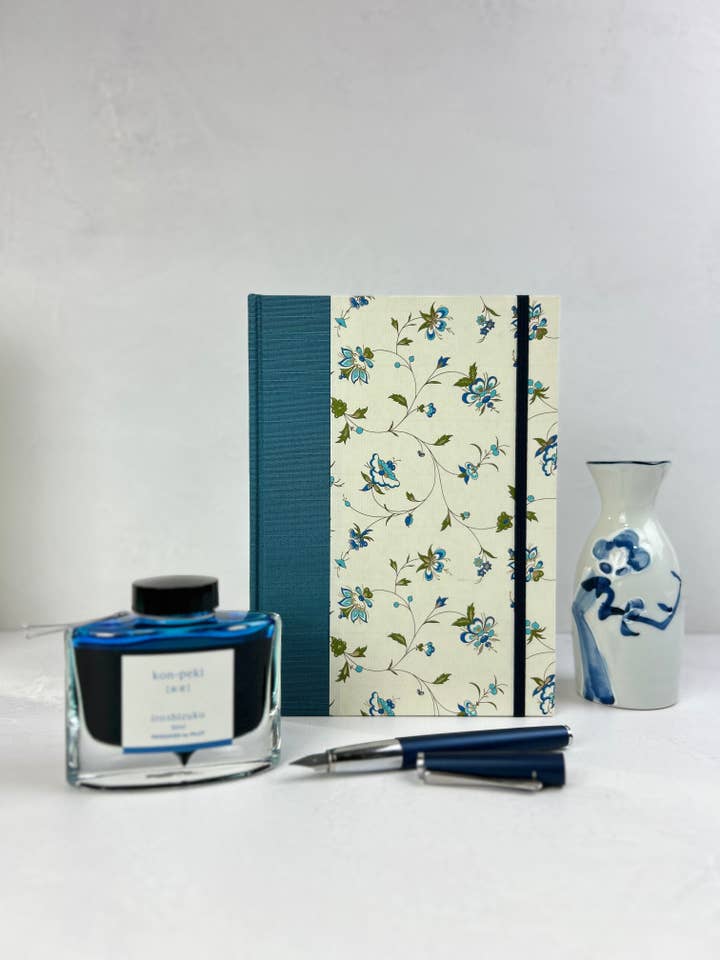 Carnet A5 à couverture rigide fini en imprimé florentin italien floral délicat bleu pour la vente par Graystorm Studio