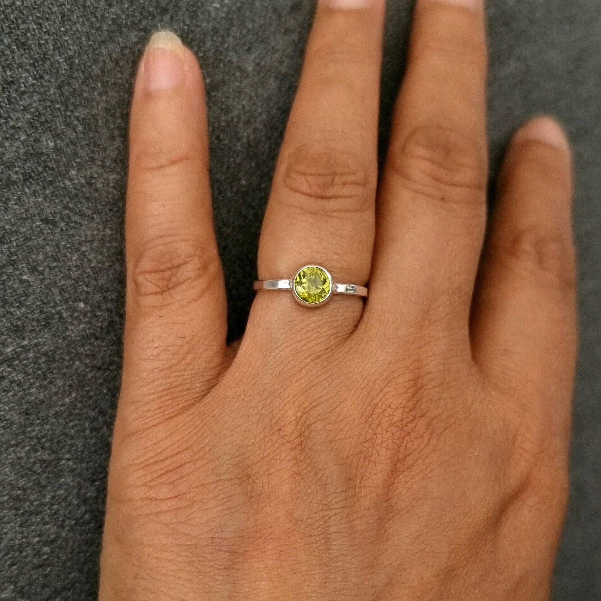 Mistry Gems - Vendita all'ingrosso Anello midi/a fascia - Anello Delicato con Peridoto Rotondo Sfaccettato da 6mm | Argento 925 Martellato7