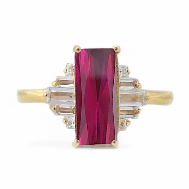 GEMPARA – Großhandel Verlobungsringe – Verlobungsring mit viktorianischem, länglichem Smaragdschliff-Rubin0