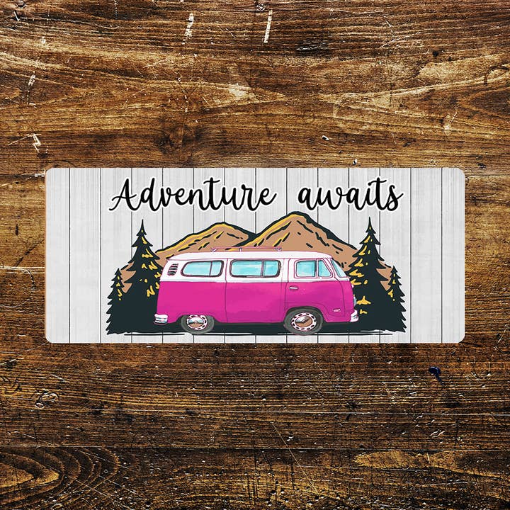Targa in metallo Adventure Awaits Campervan per la vendita all'ingrosso da parte di The British Metal Signs Company