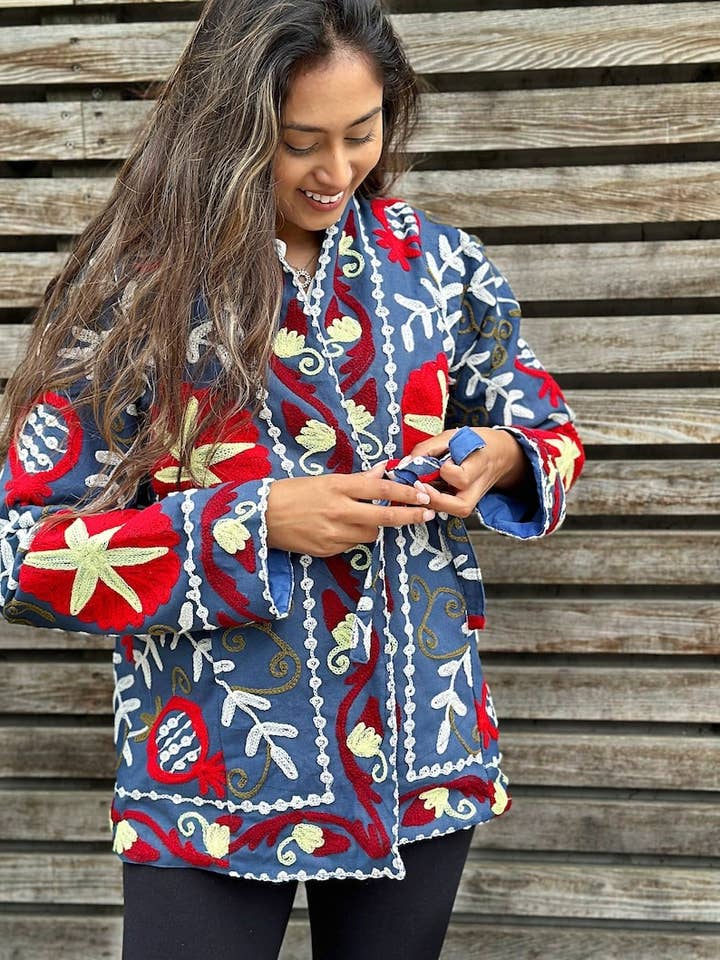 Suzani Handbestickte kurze Bolero-Front-Krawattenjacke Orientalisch | Gypsy Boho Persian | Weihnachtsspecial Geschenk Stern Blau Rot Weiß Blüte für den Großhandel von Essential Designs London