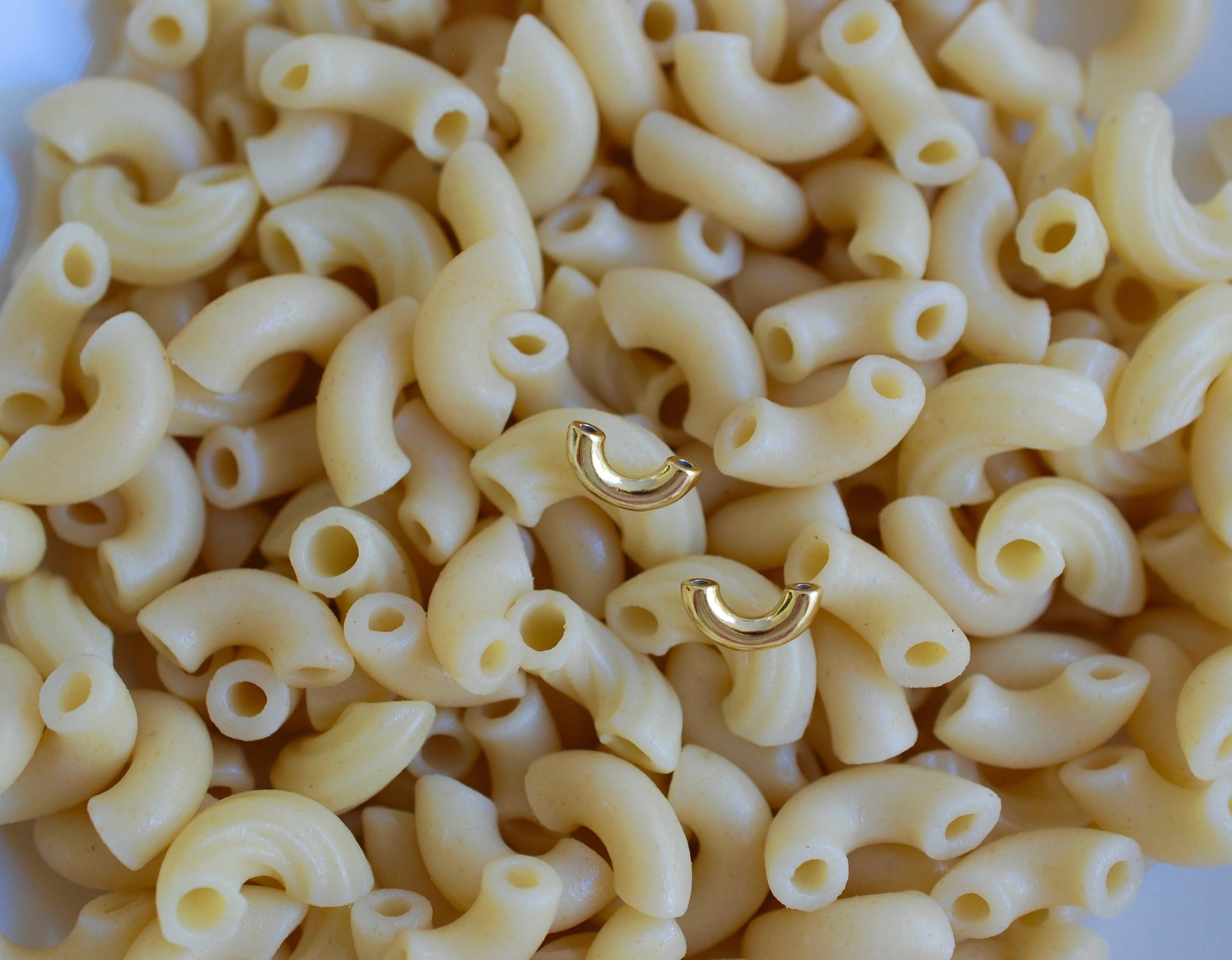 Delicacies Jewelry - Vente Clous d'oreille - Boucles d'oreilles Macaroni, plaquées or jaune par Delicacies Jewelry - Chaque achat aide à lutter contre la faim ! (Cadeau gourmand, bijoux alimentaires, cadeau pour elle)2