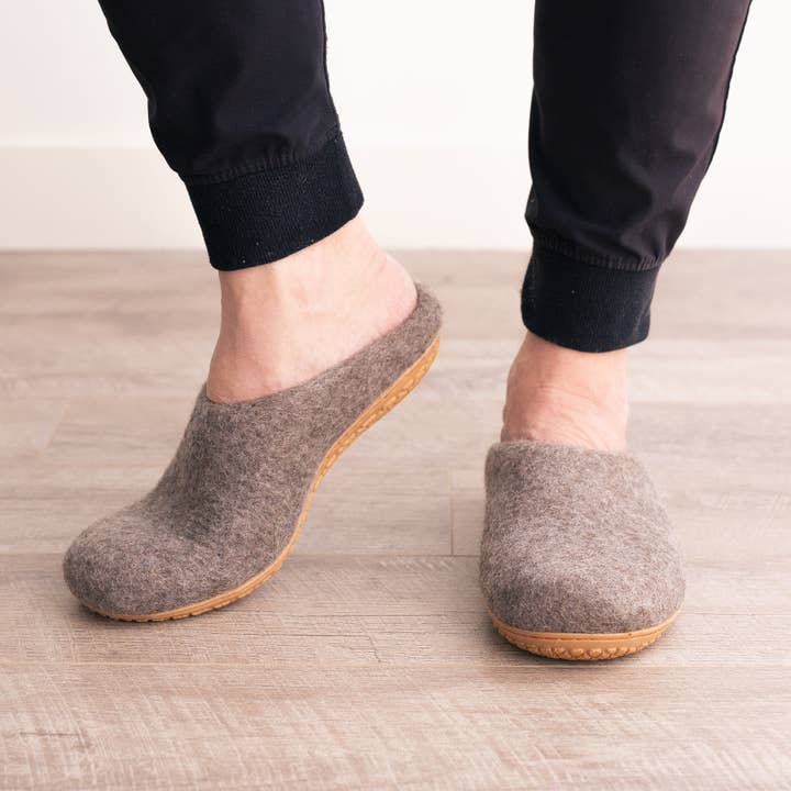 Fuzzy cove – Engroshandel Slippers - Herre – Earth Brown | Herre økologiske merino uld hjemmesko