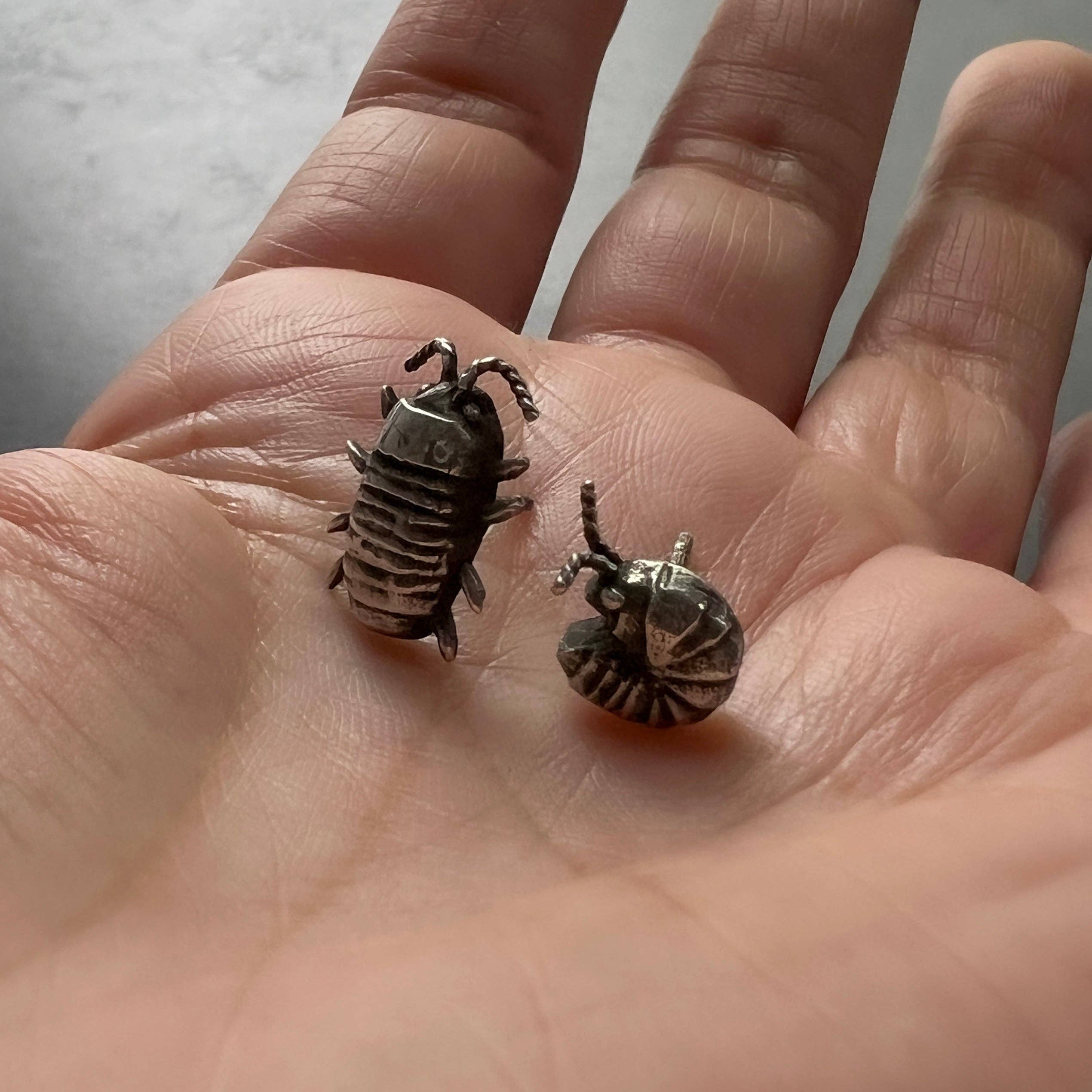 Metal Cloth & Wood - Vente Clous d'oreille - Boucles d'oreilles clous en argent sterling fait main dépareillées en forme d'isopode — Également disponibles en laiton ou en bronze !8