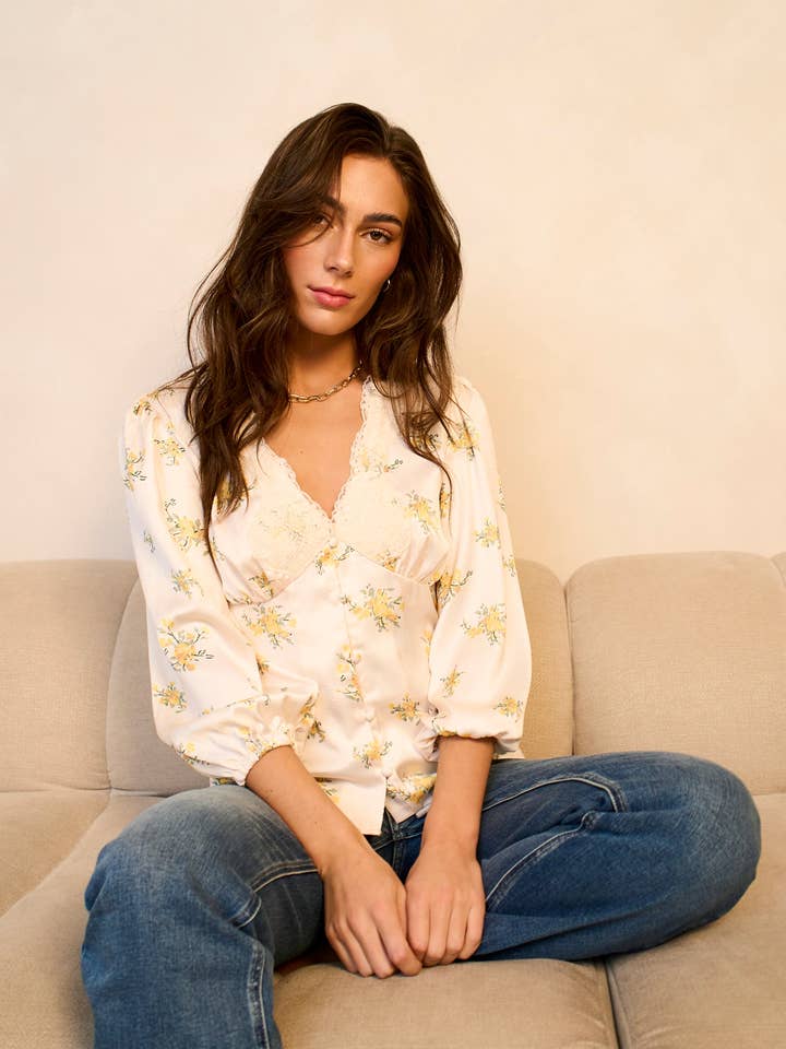 Blusa in raso con bottoni e bordo in pizzo crema per la vendita all'ingrosso da parte di GINI LONDON